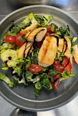 trattoria lapone piatto insalata pollo e pomodori
