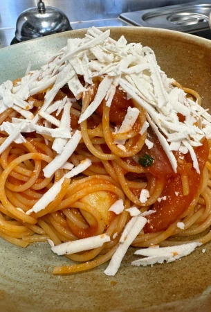 trattoria lapone spaghetti pomodoro e formaggio